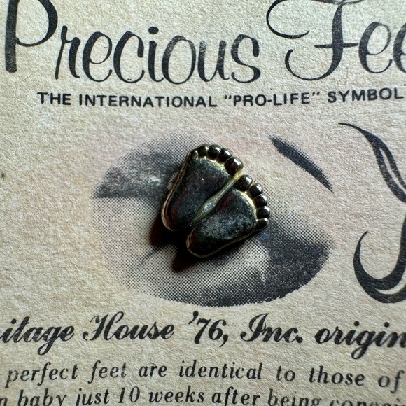 Vintage 1976 Precious Feet Pin - Picture 6 of 6